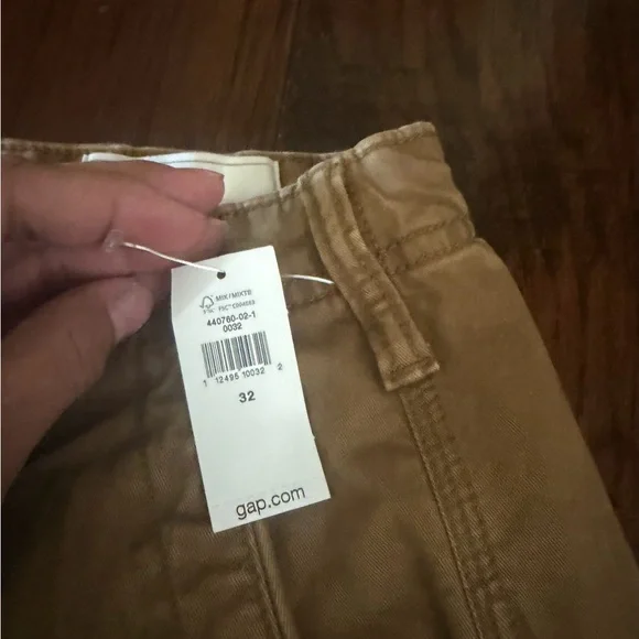 NWT GAP Men's Cargo Shorts in Tan - Picture 4 of 5